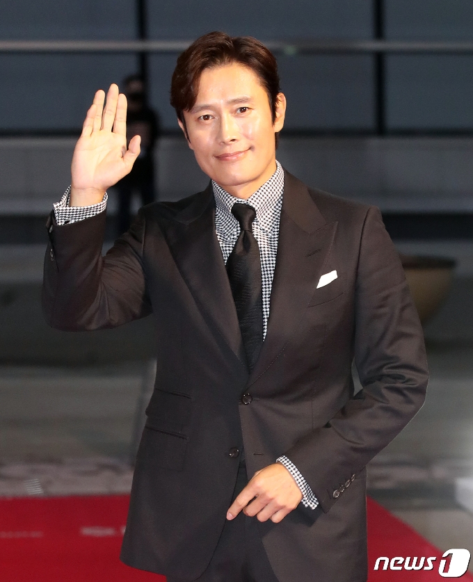 배우 이병헌이 22일 오후 부산 해운대구 벡스코 오디토리움에서 열린 '2020 부일영화상 시상식'에 앞서 레드카펫을 밟고 있다. 이 행사는 무관중으로 진행됐다. 2020.10.22/뉴스1 © News1 여주연 기자
