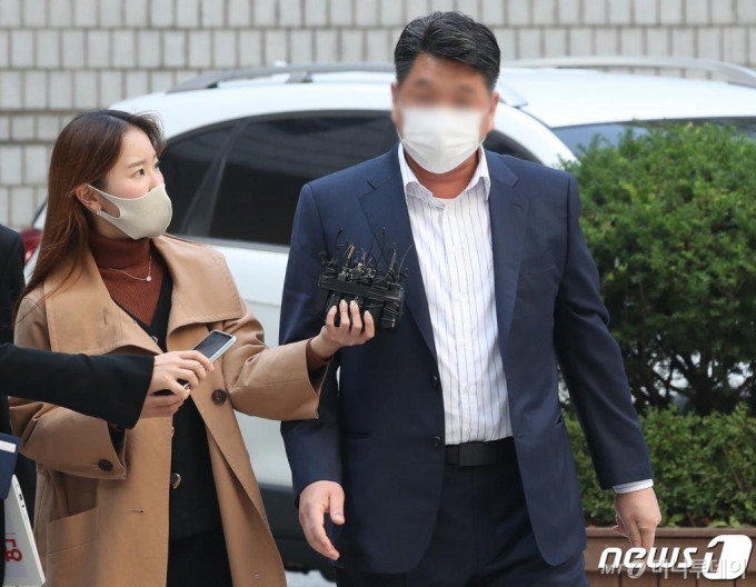 옵티머스자산운용 경영진의 펀드 사기 사건에 연루된 화장품업체 스킨앤스킨 이모 대표가 지난 19일 서울 서초구 서울중앙지방법원에서 열린 특정경제범죄 가중처벌 등에 관한 법률 위반(횡령) 등 혐의 구속 전 피의자 심문(영장실질심사)에 출석하고 있다. 이 대표는 지난 6월 코스닥 상장사인 스킨앤스킨 자금 150억원을 마스크 구입에 사용하는 것처럼 가장해 횡령한 혐의를 받고 있다. 이들은 마스크 구입대금을 지급한 것처럼 가장하기 위해 이체 확인증을 위조해 스킨앤스킨에 제출한 것으로 조사됐다. 2020.10.19/뉴스1