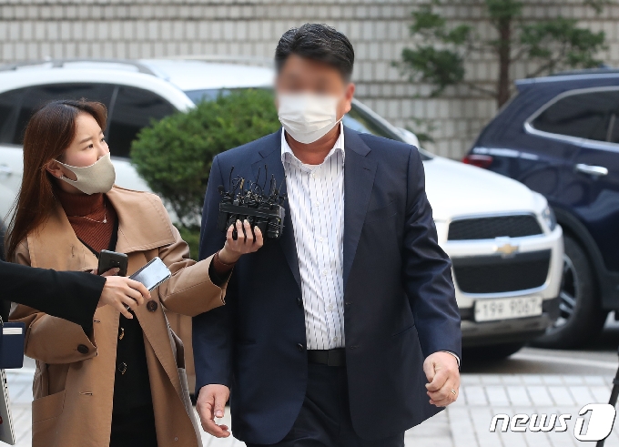 옵티머스자산운용 경영진의 펀드 사기 사건에 연루된 화장품업체 스킨앤스킨 이모 이사가 19일 서울 서초구 서울중앙지방법원에서 열린 특정경제범죄 가중처벌 등에 관한 법률 위반(횡령) 등 혐의 구속 전 피의자 심문(영장실질심사)에 출석하고 있다. 2020.10.19/뉴스1 © News1 송원영 기자