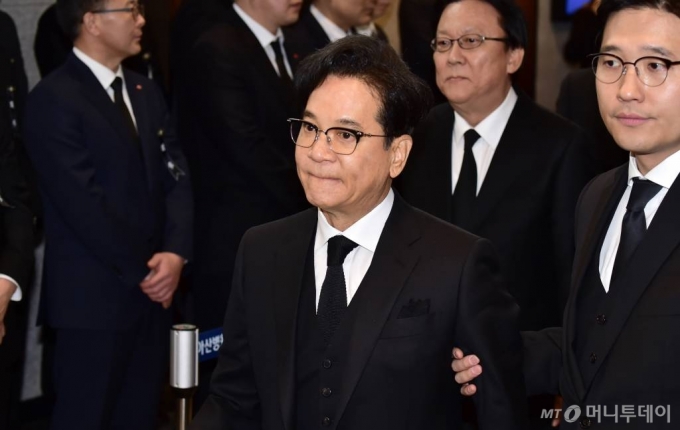 이재현 CJ그룹 회장이 20일 송파구 서울아산병원 장례식장에 마련된 故 신격호 롯데그룹 명예회장의 빈소에 들어서고 있다. / 사진=김휘선 기자 hwijpg@