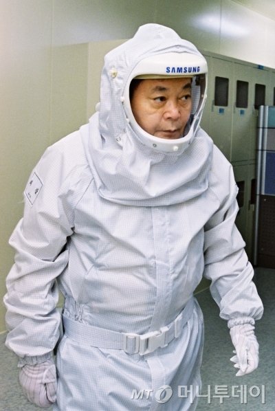 이건희 삼성 회장이 2004년 삼성전자 반도체 라인을 방문해 방진복을 입고 현장을 돌아보고 있다. / 사진제공=삼성