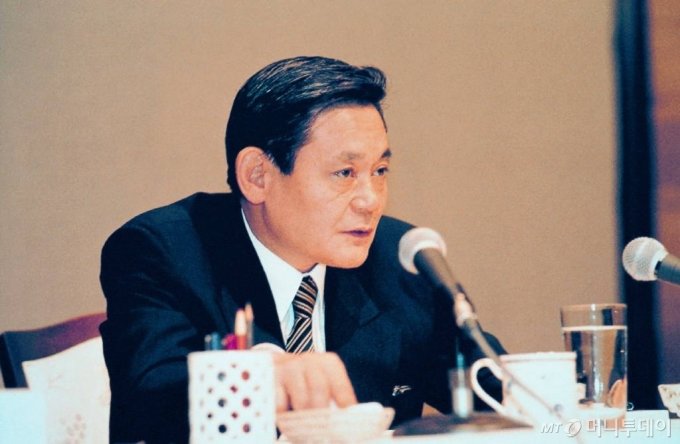 1993년 신경영을 선언한 이건희 삼성 회장이 임직원들에게 메시지를 전달하고 있다. / 사진제공=삼성