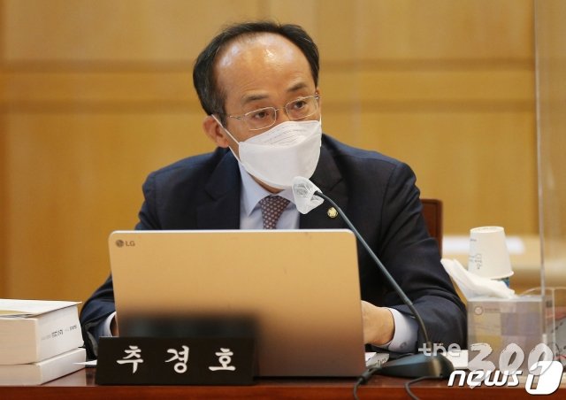 (대구=뉴스1) 공정식 기자 = 추경호 국민의힘 의원이 20일 오전 대구 중구 동인동 한국은행 대구경북본부에서 열린 국회 기획재정위원회의 대구지방국세청과 한국은행 대구경북·포항본부에 대한 국정감사에서 질의하고 있다. 2020.10.20/뉴스1