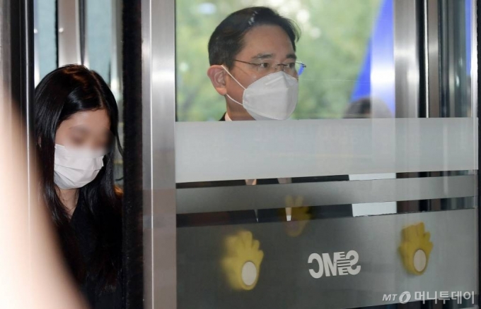 이건희 삼성그룹 회장이 별세한 25일 이재용 삼성전자 부회장이 회장의 빈소가 마련된 서울 강남구 삼성서울병원 장례식장에 들어서고 있다. / 사진=김휘선 기자 hwijpg@