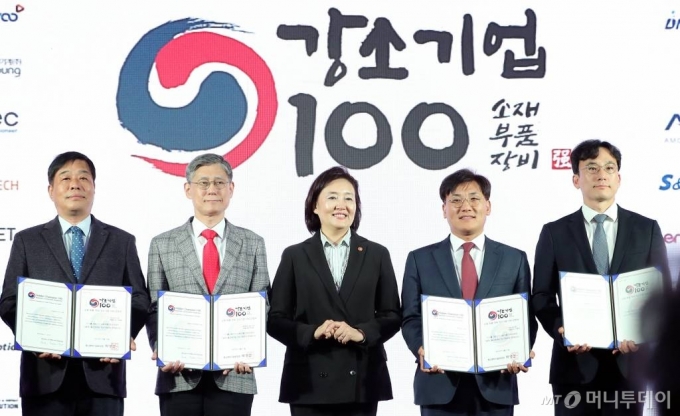 박영선 중소벤처기업부 장관(가운데)이 지난해 12월 17일 오후 서울 성동구 에스팩토리에서 열린 '소재·부품·장비 강소기업 100 출범식'에서 강소기업 100 선정서를 수여한 기업 대표들과 기념촬영하고 있다. / 사진=이기범 기자 leekb@
