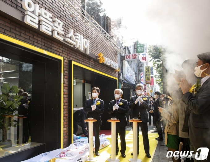 (서울=뉴스1) 김진환 기자 = 장석영 과학기술정보통신부 2차관(왼쪽부터), 김형진 한국알뜰통신사업자협회장, 박천용 KB업무지원본부장이 27일 오전 서울 서대문구 알뜰폰 스퀘어에서 열린 개소식에서 이 제막식을 하고 있다. ‘알뜰폰 스퀘어’ 개소는 정부가 지난 8월 내놓은 ‘알뜰폰 활성화 대책’의 일환이다. 국민 가계통신비 경감을 목표로, 이통3사 대비 최대 30% 이상 저렴한 요금제로 구성된 알뜰폰의 활성화를 지원하기 위한 정책이다. 2020.10.27/뉴스1