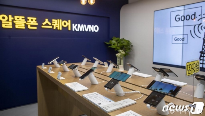 (서울=뉴스1) 김진환 기자 = 한국알뜰통신사업자협회가 운영하며, 과학기술정보통신부가 후원하는 알뜰폰 전용 오프라인 홍보관인 ‘알뜰폰 스퀘어’가 27일 서울 종로구 서대문 전철역 인근에 오픈했다. ‘알뜰폰 스퀘어’ 개소는 정부가 지난 8월 내놓은 ‘알뜰폰 활성화 대책’의 일환이다. 국민 가계통신비 경감을 목표로, 이통3사 대비 최대 30% 이상 저렴한 요금제로 구성된 알뜰폰의 활성화를 지원하기 위한 정책이다. 사진은 알뜰폰 스퀘어 내부의 모습. 2020.10.27/뉴스1