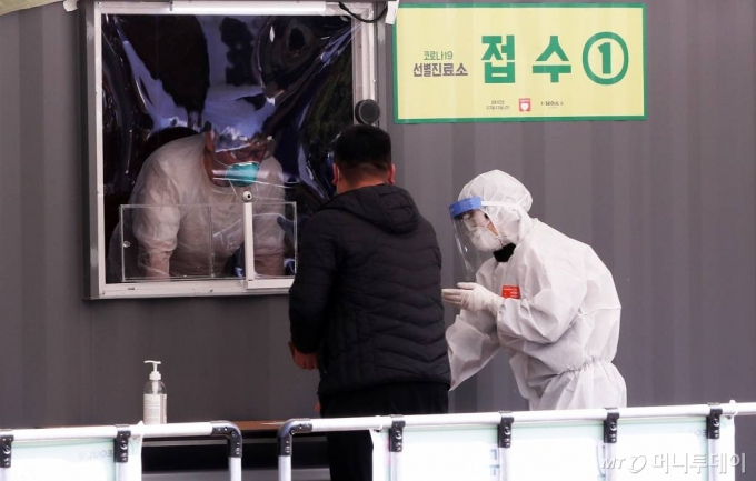 서울 송파구 잠실종합운동장에 설치된 '해외 입국자 전용 워킹스루 선별진료소'에서 의심환자들이 검사를 받고 있다. / 사진=김휘선 기자 hwijpg@