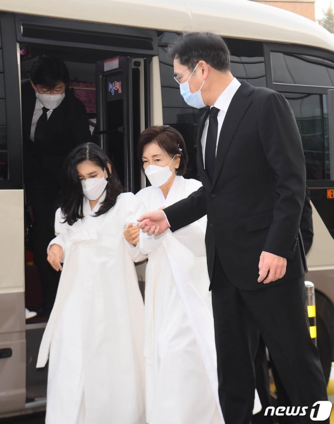 28일 오전 서울 강남구 삼성서울병원 암병원 강당에서 비공개로 열린 고(故) 이건희 삼성그룹 회장의 영결식에 홍라희 전 리움미술관장과 이재용 삼성전자 부회장, 이부진 호텔신라 사장 등 유족들이 참석하고 있다. /뉴스1=사진공동취재단
