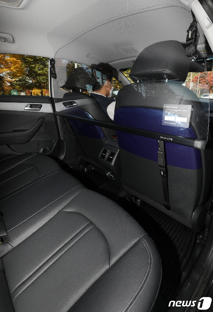 [사진] 비말차단용 아크릴 격벽 설치된 '타다 라이트'