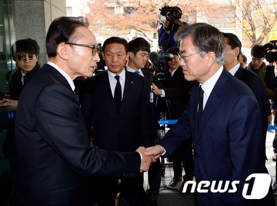 이명박 전 대통령과 문재인 당시 새정치민주연합 대표가 김영삼 전 대통령 빈소 입구에서 악수를 나누고 있다./ 사진=뉴스1