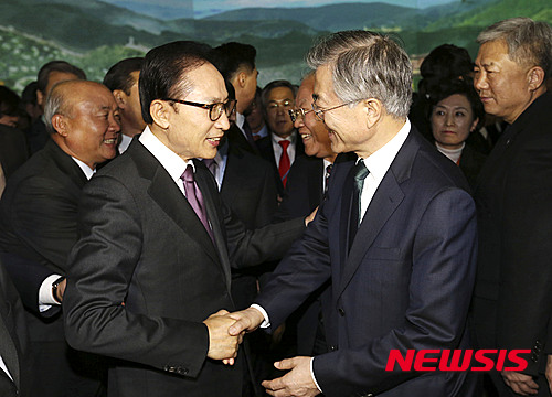 이명박 전 대통령과 문재인 새정치민주연합 대표가 2015년 조선일보 창간기념식에서 만나 악수를 나누고 있다./ 사진=뉴시스