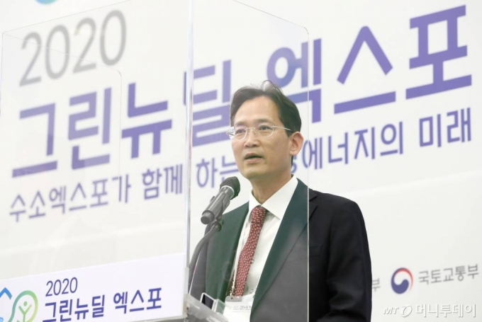 이재훈 한국가스안전공사 부장이 29일 서울 동대문디자인플라자에서 열린 '2020 그린뉴딜 엑스포' 컨퍼런스 수소도시에서 '장·단기 그린뉴딜 수소도시 건설모델 및 안전·운영관리 방향'에 대해 발표하고 있다. / 사진=이기범 기자 leekb@