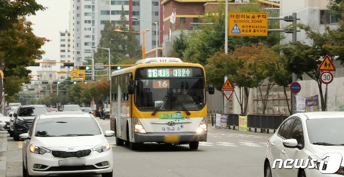 '매월16번' 버스가 상무지구 상가 뒤편 도로를 달리고 있다. /© 뉴스1