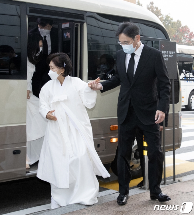 (서울=뉴스1) 사진공동취재단 = 故 이건희 삼성그룹 회장 발인식이 28일 오전 서울 강남구 삼성서울병원 장례식장에서 열렸다. 영결식에 참석하는 이재용 삼성전자 부회장(오른쪽)이 차량에서 내려 어머니 홍라희 여사 손을 잡아주고 있다. 2020.10.28/뉴스1