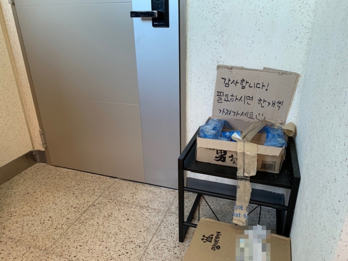 22일 오후 4시쯤 충청남도 서산시 한 아파트 복도에 택배기사들을 위한 캔 음료가 놓여있다./사진=이강준 기자