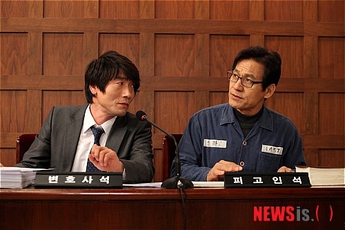정지영 감독의 2012년작 '부러진 화살' 장면. 박훈 변호사를 모델로 연기한 배우 박원상(왼쪽)과 김명호 전 교수를 연기한 배우 안성기./사진제공=뉴시스