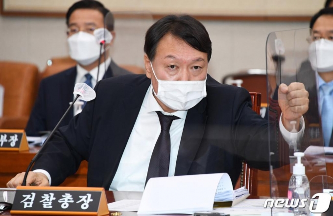 윤석열 검찰총장이 22일 서울 여의도 국회에서 열린 법제사법위원회의 대검찰청에 대한 국정감사에 출석해 의원 질의에 답변하고 있다./사진=뉴스1