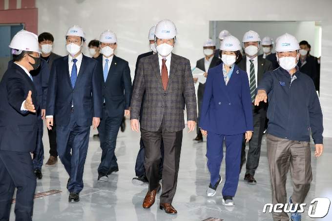 이낙연 더불어민주당 대표가 30일 전남 함평군 빛그린산단에 조성 중인 '광주형 일자리' 광주글로벌모터스(GGM) 완성차공장 도장공장 건설 현장에 들어서고 있다. 2020.10.30/뉴스1 © News1 황희규 기자