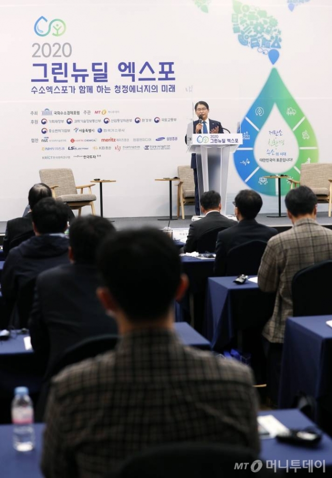 김영규 한국가스안전공사 가스안전연구원장이 30일 서울 동대문디자인플라자(DDP)에서 열린 국회수소경제포럼 주최, 머니투데이가 주관하는 '2020 그린뉴딜 엑스포' 콘퍼런스에서 '그린뉴딜 확산을 위한 수소 기술 및 표준화 동향'에 대해 발표하고 있다. / 사진=김휘선 기자 hwijpg@