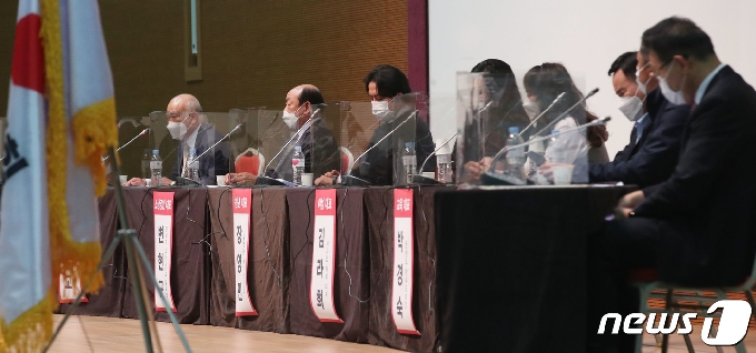 30일 오후 부산 해운대구 벡스코 제2전시장에서 열린 '국민의힘 부산 시민후보 찾기 공청회'에서 각 분야 시민대표들이 의견을 내고있다. 2020.10.30/뉴스1 © News1 여주연 기자