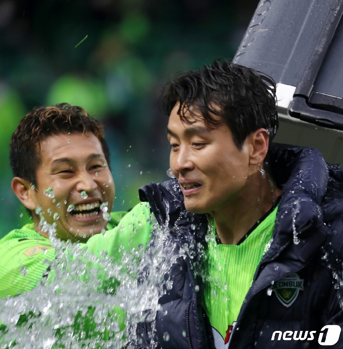 [사진] 김민혁 '동국이형 수고했어!'