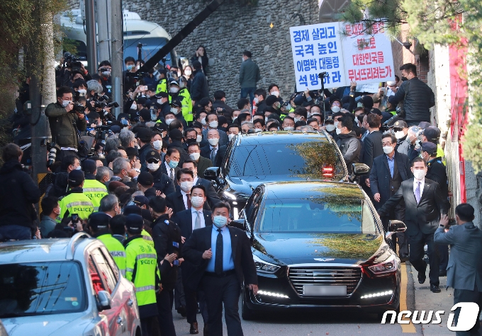 [사진] 이명박 전 대통령, '서울중앙지검으로'