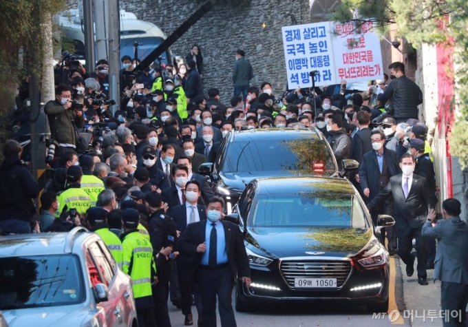 2일 오후 동부구치소로 재수감 되는 이명박 전 대통령이 탄 차량이 서울 논현동 사저를 빠져나오고 있다. 차량 뒤로 지지자들이 이 전 대통령이 떠나는 모습을 바라보고 있다./사진=이기범 기자 leekb@