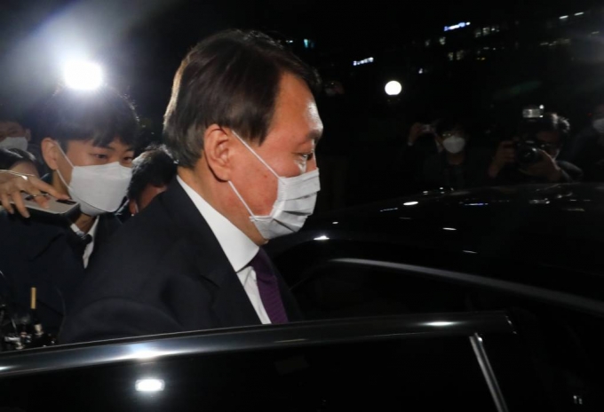 윤석열 검찰총장이 지난달 29일 오후 대전 서구 대전고등검찰청을 방문해 검사들과의 간담회를 마친 뒤 차량에 오르고 있다. /사진=뉴시스