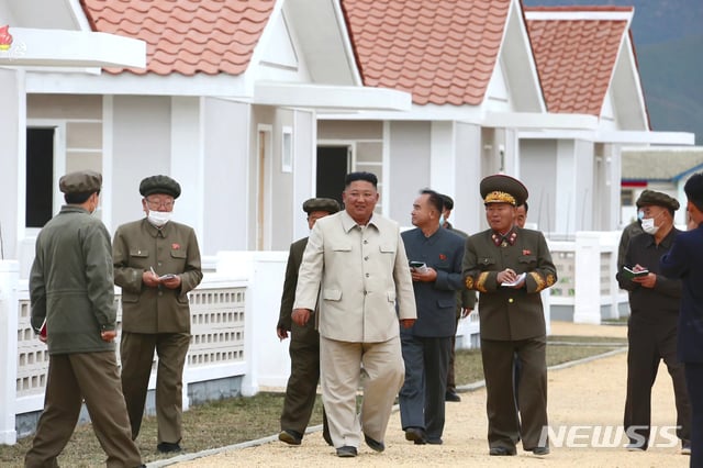 [서울=뉴시스] 조선중앙TV는 15일 김정은 북한 국무위원장이 함경남도 신포시와 홍원군을 비롯한 동해지구 자연재해 복구 건설장들을 돌아보며 건설사업을 지도했다고 보도했다. (사진=조선중앙TV 캡처) 2020.10.15.   photo@newsis.com