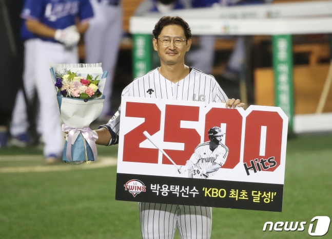 LG 박용택이 10월 6일 잠실 삼성전에서 개인 통산 2500안타를 달성한 뒤 기념 촬영에 임했다. /사진=뉴스1