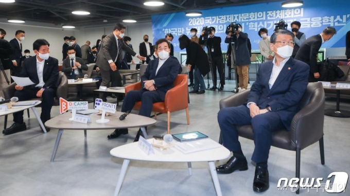 김진표 국가경제자문회의 의장(앞줄 왼쪽부터)과 이낙연 더불어민주당 대표, 은성수 금융위원장이 6일 오전 서울 마포구 프론트원에서 열린 제1차 국가경제자문회의에 참석하고 있다. / 사진=뉴스1
