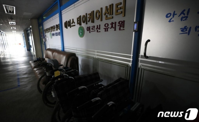 (서울=뉴스1) 이재명 기자 = 에이스희망케어센터에서 13명의 신종 코로나바이러스 감염증(코로나19) 확진자가 발생했다. 이용자 대부분이 치매환자인 이 시설은 환기가 미흡한 것으로 파악됐다. 서울시는 2일 "동대문구 요양시설 이용자 8명이 10월 30일 최초 확진후 11월 1일 요양시설 관계자 3명이 추가 확진되는 등 현재까지 관련 확진자는 총 13명"이라고 밝혔다. 사진은 2일 오후 코로나19 확진자 발생으로 폐쇄된 서울 동대문구 에이스희망케어센터. 2020.11.2/뉴스1