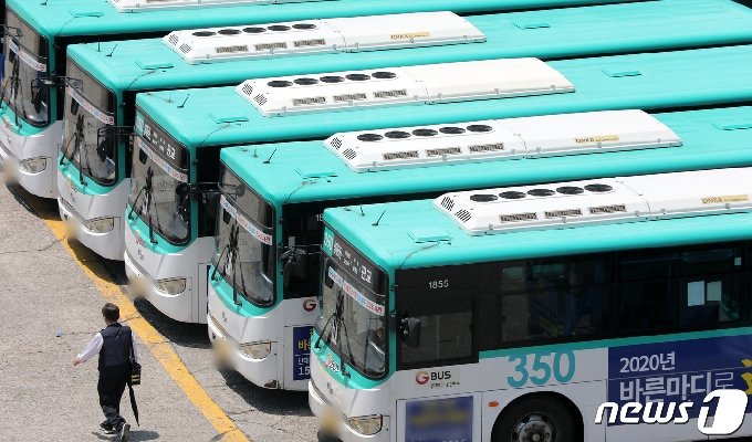 경기도 버스업계 코로나 강타에 승객 33.8%↓…매출액 500억↓ - 머니투데이 경기도 버스업계 코로나 강타에 승객 33.8%↓…매출액 500억↓ - 머니투데이