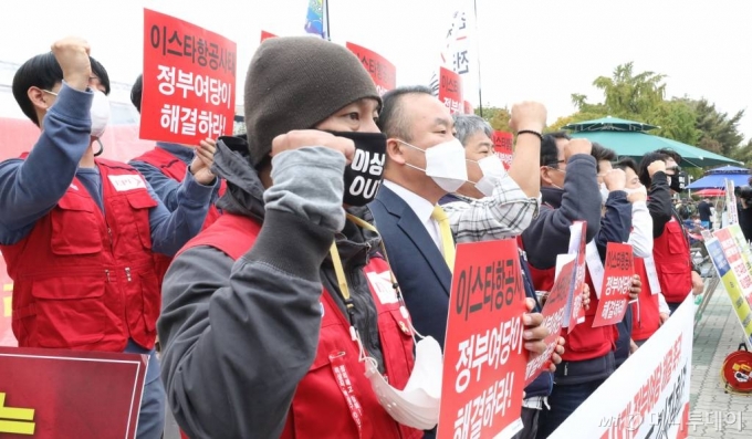 공공운수노조 조합원들이 21일 오전 서울 여의도 국회 앞에서 이스타항공 정리해고 철회! 운항 개재 촉구 범시민사회 성명발표 기자회견을 하고 있다./사진=뉴시스