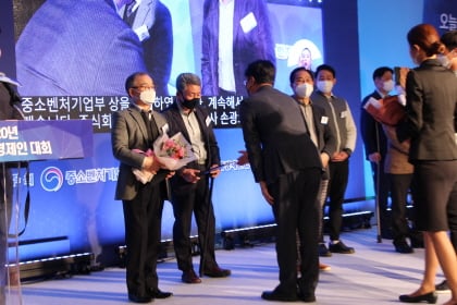 제15회 전국장애경제인대회에서 손광오 엠팩플러스 대표가 수상을 하고 있다./사진제공=엠팩플러스