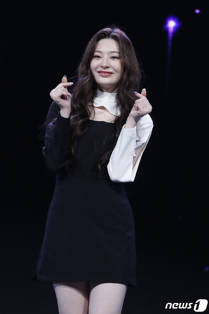 사진] 스테이씨 세은 '하트 두개' - 머니투데이