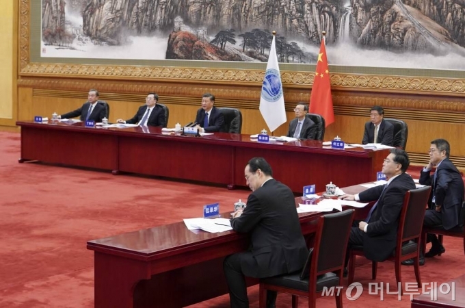 [베이징=신화/뉴시스]시진핑(왼쪽 세 번째) 중국 국가주석이 10일 중국 베이징에서 열린 제20차 상하이협력기구(SCO) 정상회의에 참석해 화상 연설을 하고 있다. 시진핑 주석은 이 자리에서 "다자주의가 일방주의를 이긴다는 것은 역사가 증명했고 앞으로도 계속 증명할 것"이라고 밝혔다. 2020.11.11.