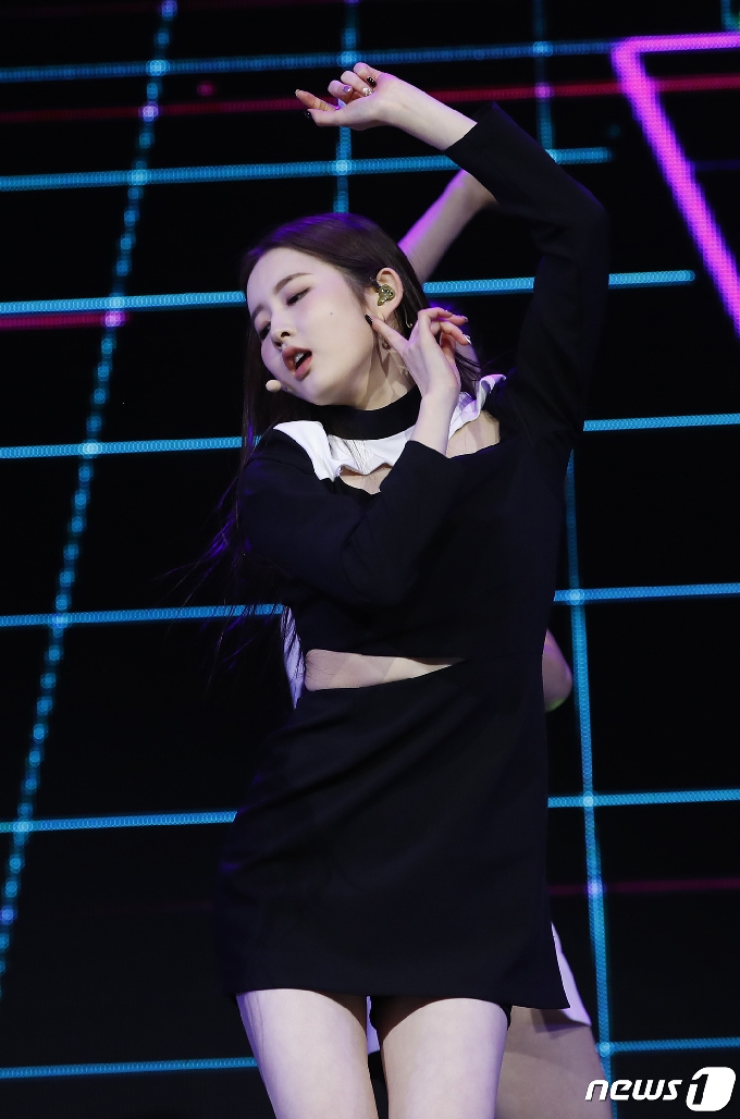 사진] 스테이씨 시은 '강렬한 데뷔 무대' - 머니투데이