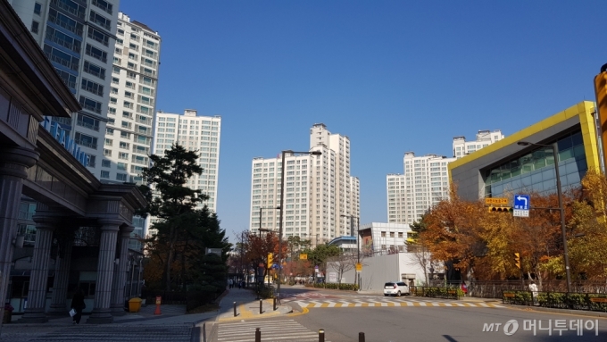 일산서구 덕이동 하이파크시티 내 단지 전경. 왼쪽부터 일산파밀리에2단지, 일산아이파크1단지 모습/사진= 박미주 기자