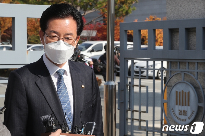 공직선거법 위반 등 혐의로 체포영장이 발부된 국회 더불어민주당 정정순 의원이 지난달 31일 오전 청주지검 앞에서 자진출석 전 취재진에게 입장을 밝히고 있다. 2020.10.31/뉴스1 &copy; News1 김용빈 기자