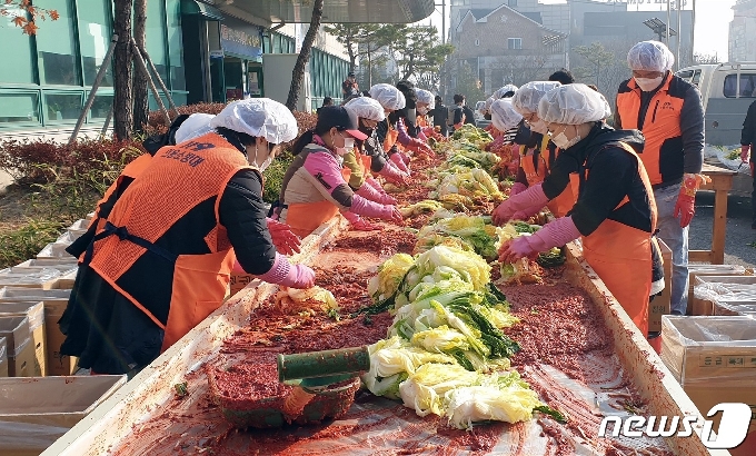 진천군 광혜원면 지역사회보장협의체가 14일 행정복지센터에서 사랑의 김장나누기 행사를 했다.(진천군 제공)© 뉴스1