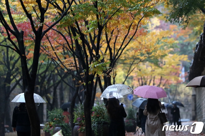 가을비가 내리는 지난 1일 오후 서울 중구 덕수궁 인근에서 시민들이 우산을 쓰고 발걸음을 옮기고 있다. 2020.11.1/뉴스1 &copy; News1 이승배 기자