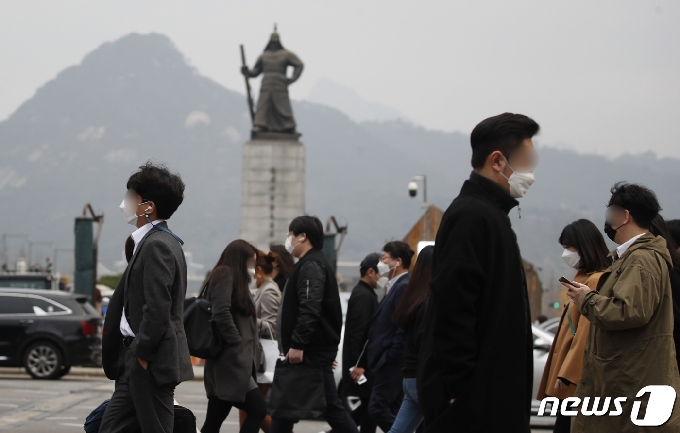 [사진] 미세먼지 '나쁨' 속 출근하는 시민들