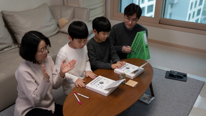 대림그룹 직원 가족이 가정에서 디뮤지엄 미술 창작 키트로 사운드아트 작품을 만들고 있는 모습/사진=대림산업