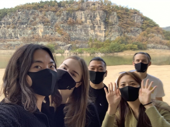 경북 힐링투어를 진행한 GIN 소속 글로벌 인플루언스들. 왼쪽부터 타이니팁, 호주사라, 권순홍 GIN 대표, 제니, 조엘/사진제공=GIN