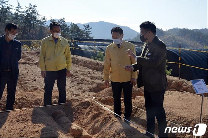 장흥군버섯산업연구원은 16일 재배시험장에서 '약용버섯 지역적응 시험성과'에 대한 현장보고회를 가졌다.(장흥군 제공)2020.11.17/뉴스1