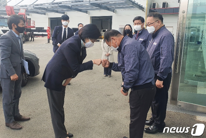 [사진] 코로나19, 주먹인사하는 박영선 장관