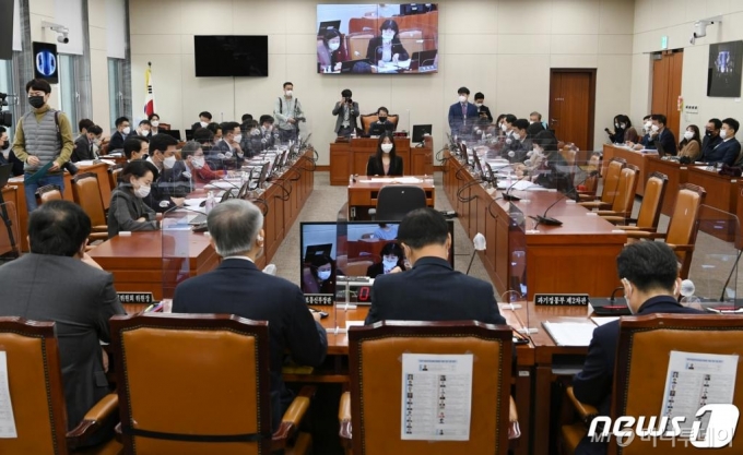 (서울=뉴스1) 성동훈 기자 = 17일 서울 여의도 국회에서 과학기술정보방송통신위원회 전체회의가 열리고 있다. 2020.11.17/뉴스1