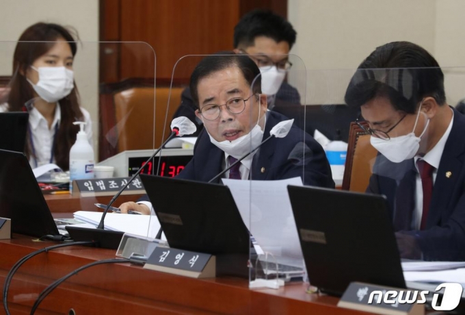 (서울=뉴스1) 박세연 기자 = 박성중 국민의힘 의원이 12일 서울 여의도 국회에서 열린 과학기술정보방송통신위원회의 원자력안전위원회·한국원자력안전기술원 등에 대한 국정감사에서 질의를 하고 있다. 2020.10.12/뉴스1